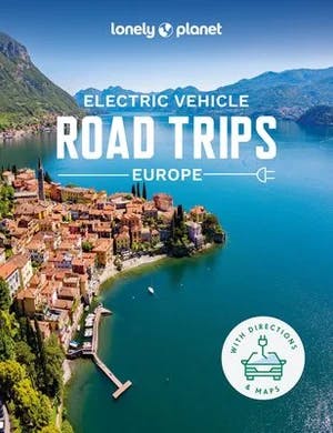 Omslag: "Electric vehicle road trips Europe" av Alexis Averbuck