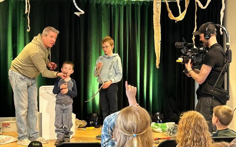 Bjørn Ormstad med sønnene sine og slanger på scenen