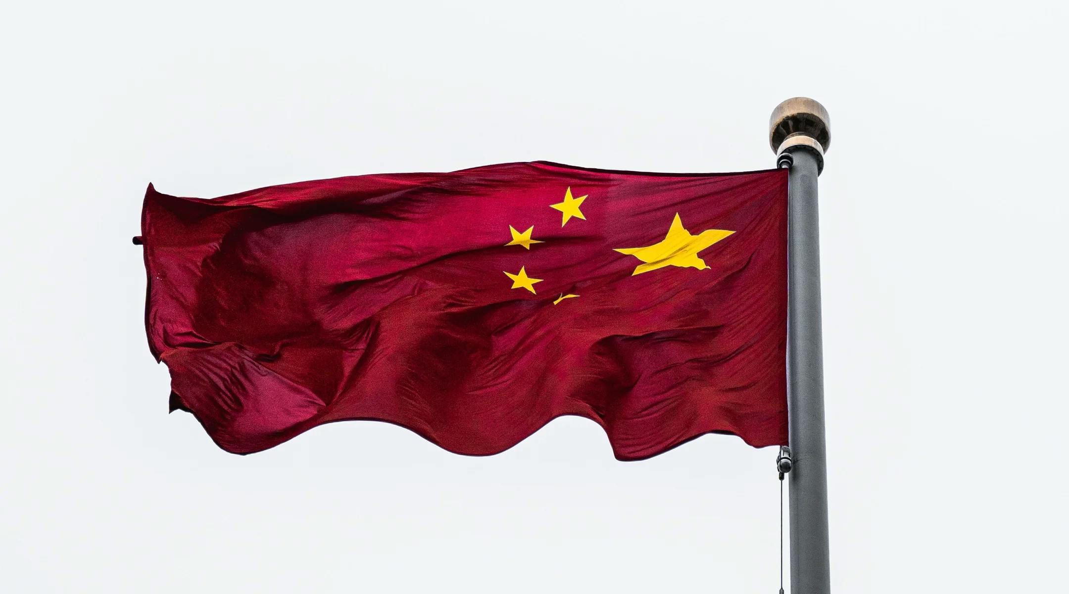 Det kinesiske flagget i flaggstand 