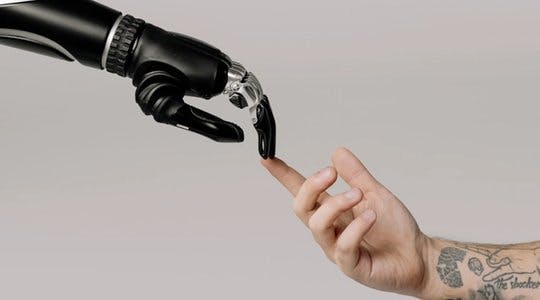 Robothånd og menneskehånd, referanse til "Skapelsen" av Michelangelo
