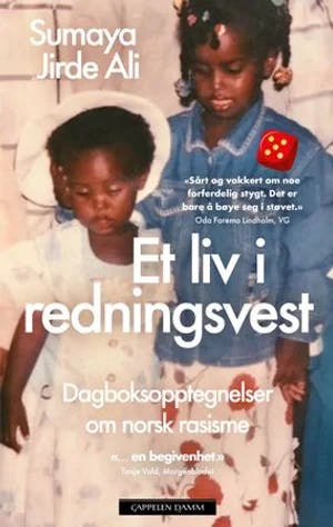 Omslag: "Et liv i redningsvest : dagboksopptegnelser om norsk rasisme" av Sumaya Jirde Ali