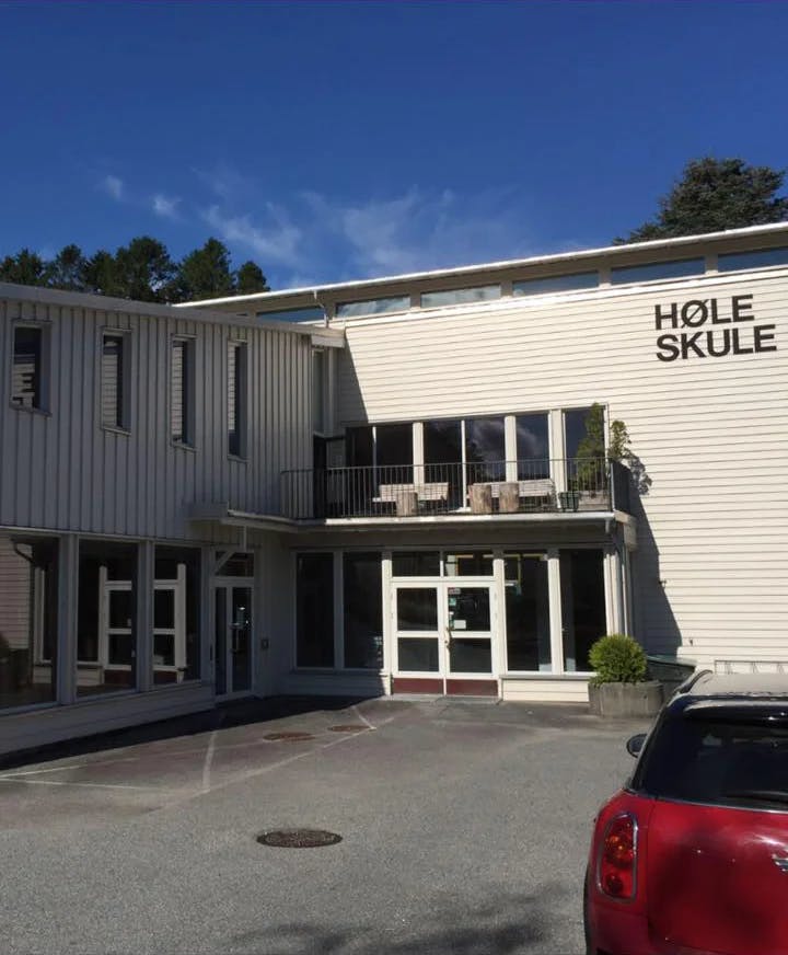 Fasaden til Høle barne- og ungdomsskule, annekset som huser biblioteket til venstre